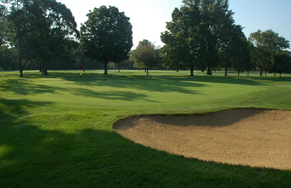 Kingsville Golf & Country Club White / Gold golf course